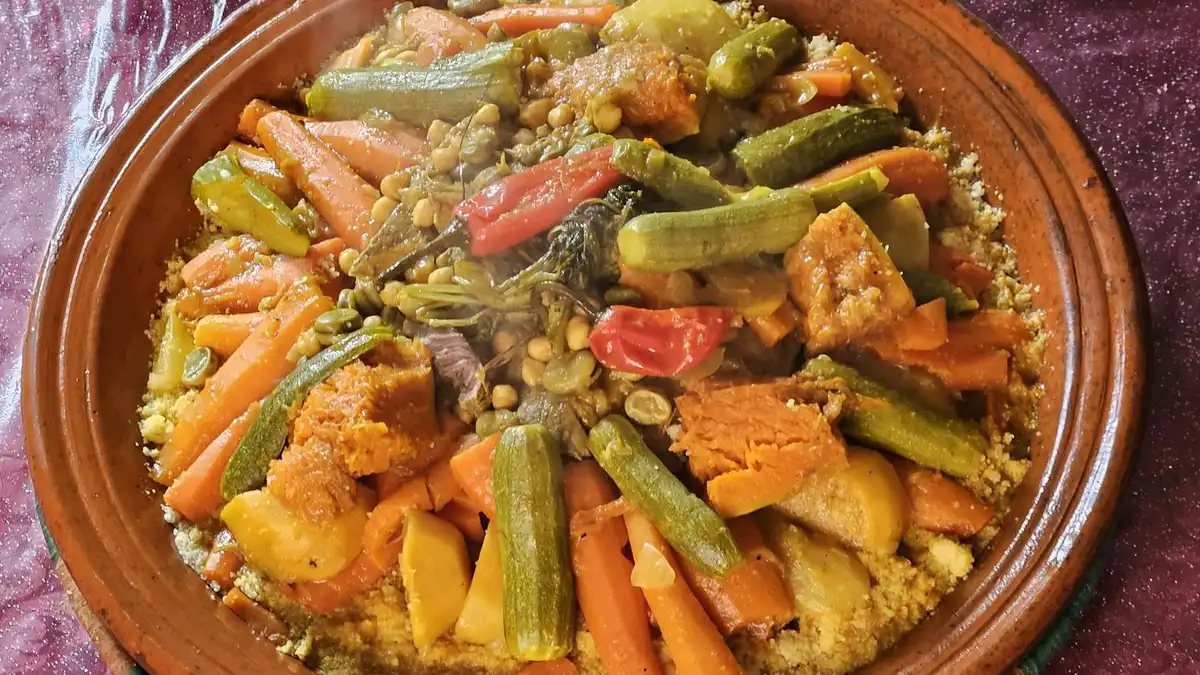 Tagine marroquí de cordero con ciruelas y almendras en cazuela cónica